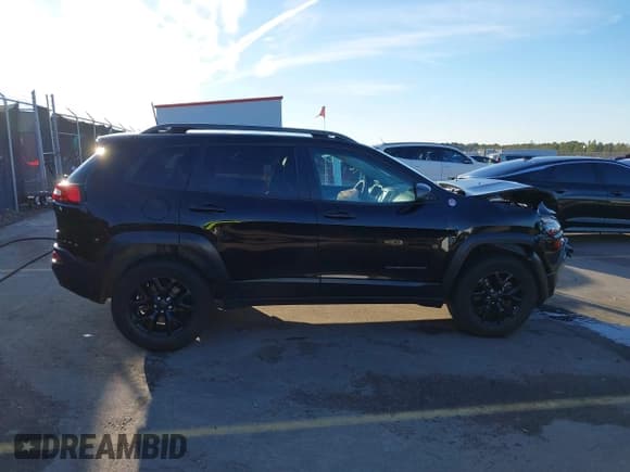 ✅ 2017 Jeep Cherokee Trailhawk • VIN: 1C4PJMBS3HW584386 • Lot: 41347068. Wystawiony na IAAI z przebiegiem 80 598 mil. Bezpłatny archiwum sprzedaży aukcyjnych z USA i szczegółowy raport historii pojazdu na DreamBid. Zdjęcie 13.