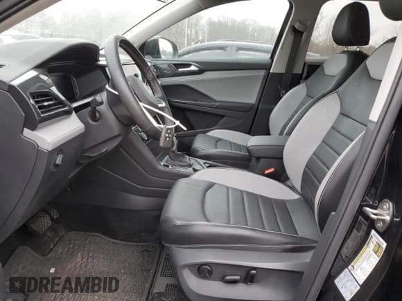 ✅ 2022 Volkswagen Taos SEL • VIN: 3VV2X7B21NM029105 • Lot: 42706655. Wystawiony na Copart z przebiegiem 12 771 mil. Bezpłatny archiwum sprzedaży aukcyjnych z USA i szczegółowy raport historii pojazdu na DreamBid. Zdjęcie 7.