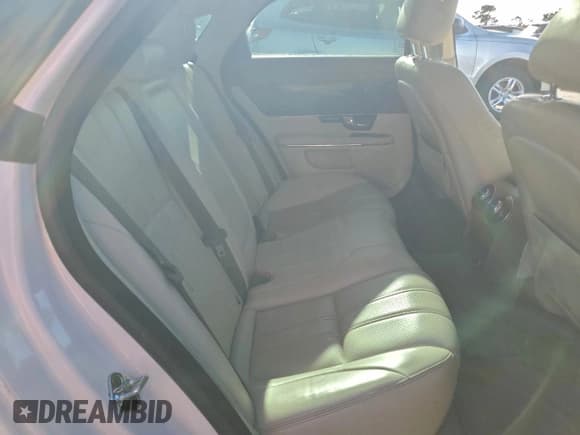 ✅ 2011 Jaguar XJ • VIN: SAJWA1CB6BLV05828 • Lot: 95434145. Wystawiony na Copart z przebiegiem 125 147 mil. Bezpłatny archiwum sprzedaży aukcyjnych z USA i szczegółowy raport historii pojazdu na DreamBid. Zdjęcie 10.