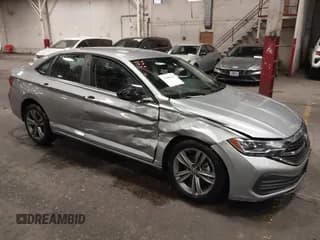 ✅ 2024 Volkswagen Jetta SE • VIN: 3VWEM7BU8RM049764 • Lot: 43900582. Wystawiony na IAAI z przebiegiem 27 524 mil. Bezpłatny archiwum sprzedaży aukcyjnych z USA i szczegółowy raport historii pojazdu na DreamBid. Zdjęcie 1.