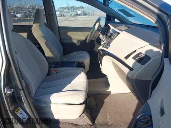 ✅ 2011 Toyota Sienna LE • VIN: 5TDKK3DC4BS109246 • Lot: 43685516. Listed on IAAI with 182,496 mi. Free auction sales archive from the USA and detailed vehicle history report at DreamBid. Image 5.