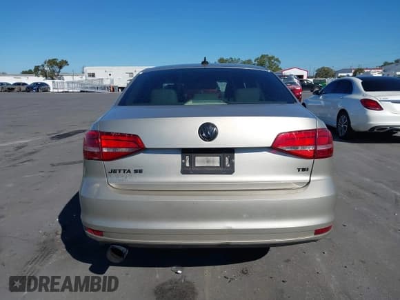 ✅ 2015 Volkswagen Jetta SE • VIN: 3VWD17AJ7FM238509 • Lot: 43698803. Wystawiony na IAAI z przebiegiem 116 651 mil. Bezpłatny archiwum sprzedaży aukcyjnych z USA i szczegółowy raport historii pojazdu na DreamBid. Zdjęcie 16.