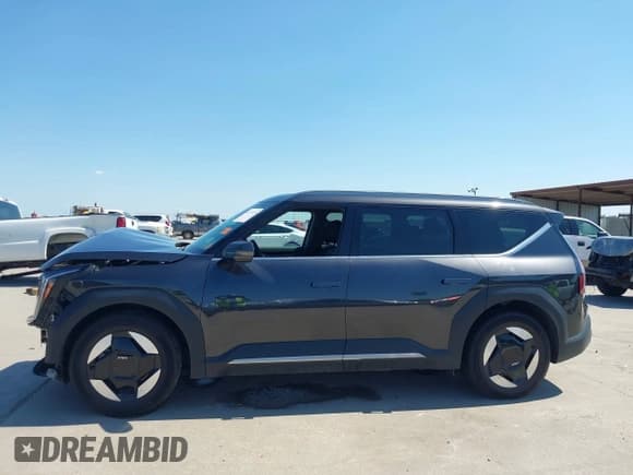 ✅ 2024 Kia EV9 Wind • VIN: KNDAFFS57R6033697 • Lot: 43137239. Wystawiony na IAAI z przebiegiem 20 351 mil. Bezpłatny archiwum sprzedaży aukcyjnych z USA i szczegółowy raport historii pojazdu na DreamBid. Zdjęcie 14.