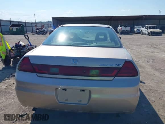2001 Honda Accord EX с VIN 1HGCG22541A033075, выставлен на аукционе IAAI как лот 40200453 с пробегом 121 275 миль миль и . История ставок и продаж доступна на DreamBid. Изображение 16.