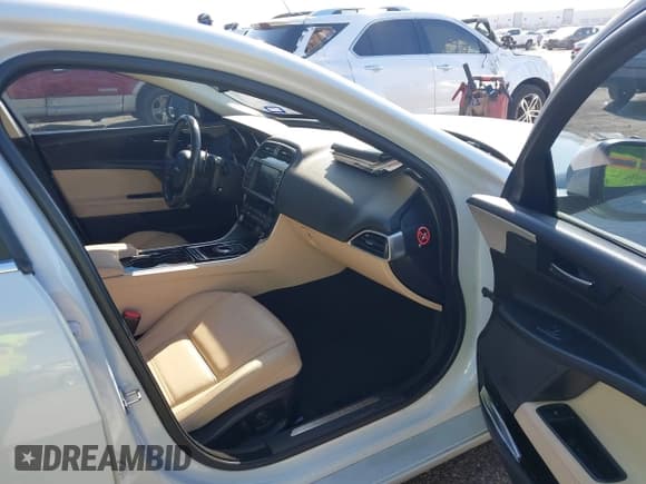 ✅ 2017 Jaguar XE 35t Prestige • VIN: SAJAE4BV4HA962296 • Lot: 41676476. Wystawiony na IAAI z przebiegiem 92 805 mil. Bezpłatny archiwum sprzedaży aukcyjnych z USA i szczegółowy raport historii pojazdu na DreamBid. Zdjęcie 5.