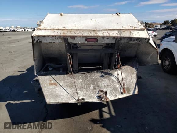 2005 GMC Sierra 1500 Work Truck с VIN 1GTEC14V85Z174832, выставлен на аукционе Copart как лот 76484214 с пробегом 305 317 миль миль и Списание • Salvage title. История ставок и продаж доступна на DreamBid. Изображение 6.