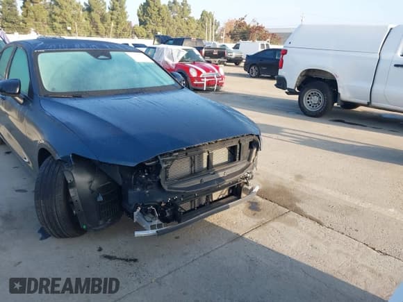 ✅ 2025 Volvo S60 Core • VIN: 7JRL12FJ8SG362112 • Lot: 43809675. Listed on IAAI with 9,597 mi. Free auction sales archive from the USA and detailed vehicle history report at DreamBid. Image 18.