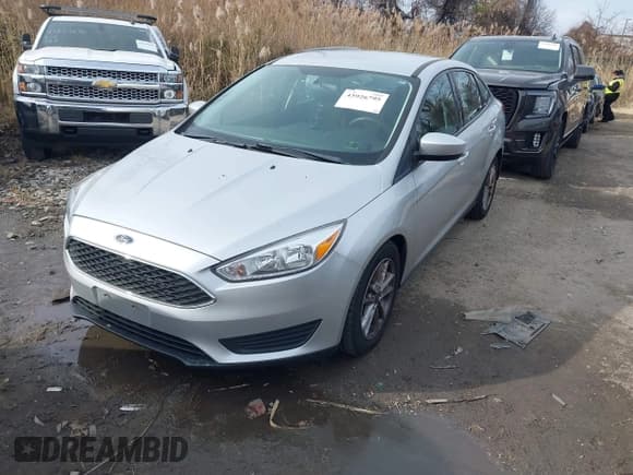 ✅ 2018 Ford Focus SE • VIN: 1FADP3FE2JL318614 • Lot: 43926795. Wystawiony na IAAI z przebiegiem 60 247 mil. Bezpłatny archiwum sprzedaży aukcyjnych z USA i szczegółowy raport historii pojazdu na DreamBid. Zdjęcie 2.