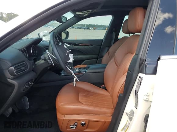 ✅ 2023 Maserati Levante GT • VIN: ZN661XUA3PX411556 • Lot: 74441724. Wystawiony na Copart z przebiegiem 32 418 mil. Bezpłatny archiwum sprzedaży aukcyjnych z USA i szczegółowy raport historii pojazdu na DreamBid. Zdjęcie 7.