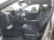 ✅ 2023 Nissan Rogue Platinum • VIN: JN8BT3DC5PW107255 • Lot: 82439175. Wystawiony na Copart z przebiegiem 15 427 mil. Bezpłatny archiwum sprzedaży aukcyjnych z USA i szczegółowy raport historii pojazdu na DreamBid. Zdjęcie 7.