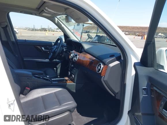 ✅ 2013 Mercedes-Benz GLK 350 • VIN: WDCGG5HBXDG028201 • Lot: 43084401. Listed on IAAI with 60,660 mi. Free auction sales archive from the USA and detailed vehicle history report at DreamBid. Image 5.