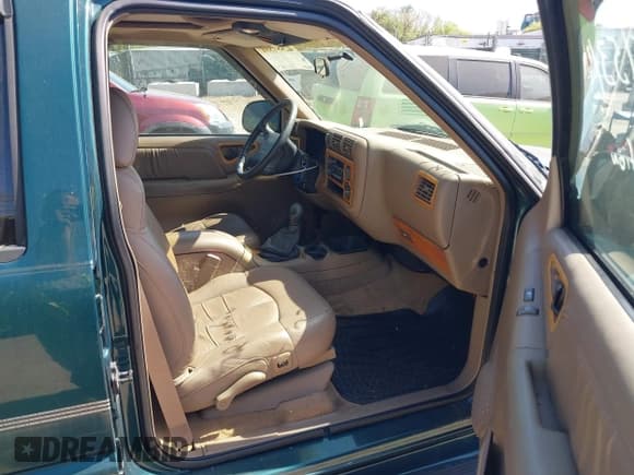 ✅ 1997 Chevrolet Blazer LS • VIN: 1GNDT13WXV2175468 • Lot: 42081531. Wystawiony na IAAI z przebiegiem 148 858 mil. Bezpłatny archiwum sprzedaży aukcyjnych z USA i szczegółowy raport historii pojazdu na DreamBid. Zdjęcie 5.