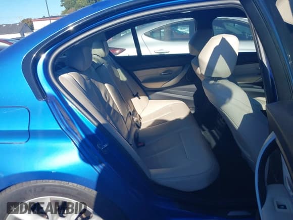 ✅ 2015 BMW 3 Series 328i • VIN: WBA3A5C5XFF608397 • Lot: 43415992. Listed on IAAI with 152,923 mi. Free auction sales archive from the USA and detailed vehicle history report at DreamBid. Image 8.