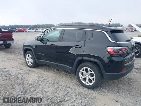 2024 Jeep Compass Latitude z VIN 3C4NJDBN2RT100510, wystawiony jako IAAI lot #43605089 z przebiegiem 53 687 mil mil oraz . Historia ofert i sprzedaży dostępna na DreamBid. Obrazek 3.