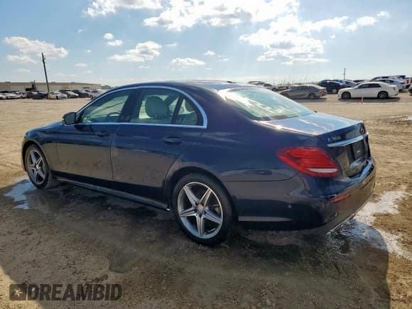 ✅ 2017 Mercedes-Benz E 300 Luxury • VIN: WDDZF4JB9HA035502 • Лот: 85559195. Опубликован ранее на Copart с пробегом Не указан. Бесплатный доступ к архиву аукционных продаж из США и подробный отчёт об истории автомобиля на DreamBid. Изображение 2.