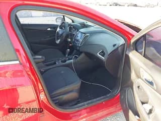 ✅ 2018 Chevrolet Cruze LT • VIN: 1G1BE5SM1J7112041 • Lot: 43370283. Wystawiony na IAAI z przebiegiem 165 938 mil. Bezpłatny archiwum sprzedaży aukcyjnych z USA i szczegółowy raport historii pojazdu na DreamBid. Zdjęcie 5.