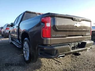 ✅ 2021 Chevrolet Silverado 1500 High Country • VIN: 3GCUYHETXMG296318 • Lot: 73781344. Wystawiony na Copart z przebiegiem 45 571 mil. Bezpłatny archiwum sprzedaży aukcyjnych z USA i szczegółowy raport historii pojazdu na DreamBid. Zdjęcie 2.