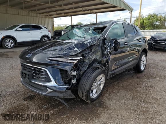 ✅ 2025 Buick Encore GX Preferred • VIN: KL4AMBSL6SB198211 • Lot: 87363215. Wystawiony na Copart z przebiegiem 9 573 mil. Bezpłatny archiwum sprzedaży aukcyjnych z USA i szczegółowy raport historii pojazdu na DreamBid. Zdjęcie 1.