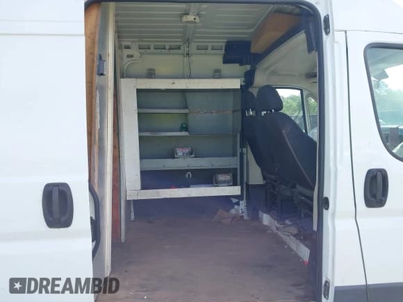 ✅ 2015 Ram ProMaster Cargo • VIN: 3C6URVJG7FE516864 • Lot: 42206140. Wystawiony na IAAI z przebiegiem 104 711 mil. Bezpłatny archiwum sprzedaży aukcyjnych z USA i szczegółowy raport historii pojazdu na DreamBid. Zdjęcie 8.