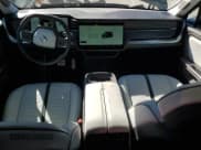 ✅ 2023 Rivian R1S Adventure • VIN: 7PDSGABA2PN023821 • Lot: 86901275. Wystawiony na Copart z przebiegiem 18 214 mil. Bezpłatny archiwum sprzedaży aukcyjnych z USA i szczegółowy raport historii pojazdu na DreamBid. Zdjęcie 8.