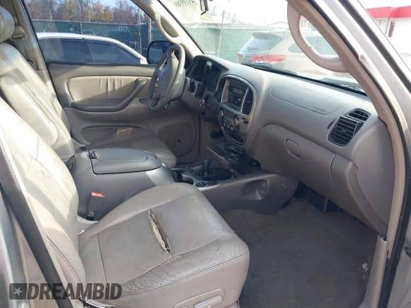 ✅ 2002 Toyota Sequoia Limited • VIN: 5TDBT48A22S135615 • Lot: 43735308. Listed on IAAI with 281,577 mi. Free auction sales archive from the USA and detailed vehicle history report at DreamBid. Image 5.