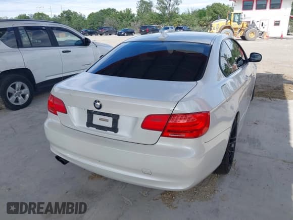 ✅ 2011 BMW 3 Series 328i • VIN: WBAKE3C53BE557457 • Lot: 41631581. Wystawiony na IAAI z przebiegiem 112 272 mil. Bezpłatny archiwum sprzedaży aukcyjnych z USA i szczegółowy raport historii pojazdu na DreamBid. Zdjęcie 4.