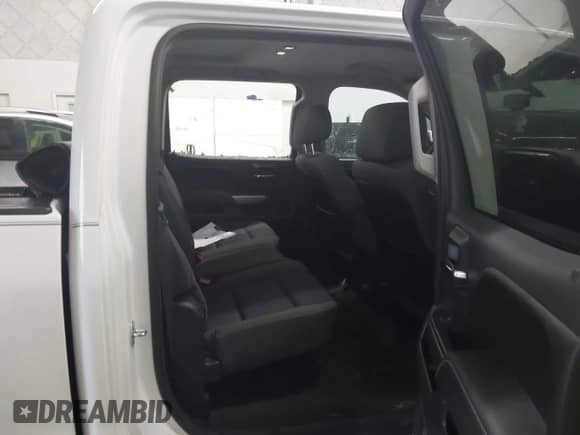 2015 Chevrolet Silverado 1500 LT z VIN 3GCUKREC5FG457751, wystawiony jako IAAI lot #42864420 z przebiegiem 133 732 mil mil oraz . Historia ofert i sprzedaży dostępna na DreamBid. Obrazek 8.