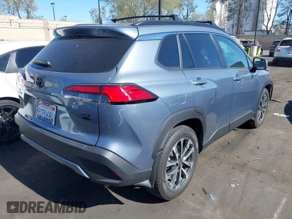 ✅ 2022 Toyota Corolla Cross XLE • VIN: 7MUDAABG2NV026091 • Lot: 43565474. Listed on IAAI with 33,524 mi. Free auction sales archive from the USA and detailed vehicle history report at DreamBid. Image 4.