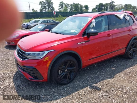 ✅ 2024 Volkswagen Tiguan SE R-Line Black • VIN: 3VV8B7AX7RM121329 • Lot: 42854151. Wystawiony na IAAI z przebiegiem 16 960 mil. Bezpłatny archiwum sprzedaży aukcyjnych z USA i szczegółowy raport historii pojazdu na DreamBid. Zdjęcie 20.