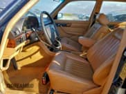 ✅ 1983 Mercedes-Benz 380 • VIN: WDB12603312037150 • Lot: 94060095. Wystawiony na Copart z przebiegiem 117 135 mil. Bezpłatny archiwum sprzedaży aukcyjnych z USA i szczegółowy raport historii pojazdu na DreamBid. Zdjęcie 7.