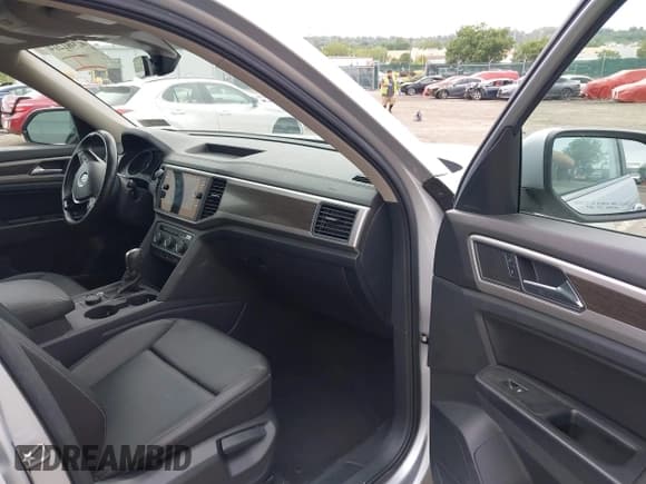 ✅ 2019 Volkswagen Atlas SE • VIN: 1V2UR2CA2KC515377 • Lot: 42981214. Listed on IAAI with 73,872 mi. Free auction sales archive from the USA and detailed vehicle history report at DreamBid. Image 5.