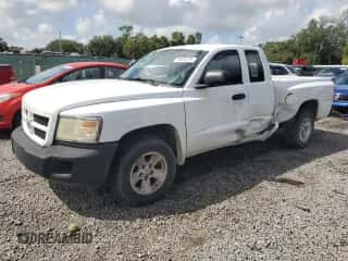 2008 Dodge Dakota SXT z VIN 1D3HE32N08S590285, wystawiony jako Copart lot #70613174 z przebiegiem 60 338 mil mil oraz Szkoda całkowita • Salvage title. Historia ofert i sprzedaży dostępna na DreamBid. Obrazek 1.