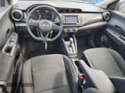 ✅ 2025 Nissan Kicks Play S • VIN: 3N1CP5BV6SL477555 • Lot: 63667565. Wystawiony na Copart z przebiegiem 1 587 mil. Bezpłatny archiwum sprzedaży aukcyjnych z USA i szczegółowy raport historii pojazdu na DreamBid. Zdjęcie 8.