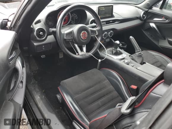 ✅ 2018 FIAT 124 Spider Abarth • VIN: JC1NFAEK6J0135812 • Лот: 61188194. Опубликован ранее на Copart с пробегом 36 852 миль. Бесплатный доступ к архиву аукционных продаж из США и подробный отчёт об истории автомобиля на DreamBid. Изображение 8.