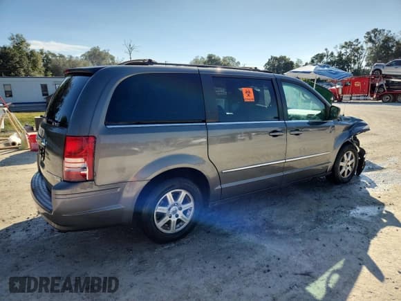 ✅ 2010 Chrysler Town & Country Touring Plus • VIN: 2A4RR8DX1AR334221 • Lot: 91305345. Wystawiony na Copart z przebiegiem 281 649 mil. Bezpłatny archiwum sprzedaży aukcyjnych z USA i szczegółowy raport historii pojazdu na DreamBid. Zdjęcie 3.