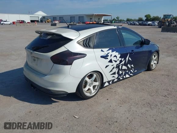 ✅ 2016 Ford Focus ST • VIN: 1FADP3L90GL398754 • Lot: 43271283. Listed on IAAI with 111,448 mi. Free auction sales archive from the USA and detailed vehicle history report at DreamBid. Image 4.