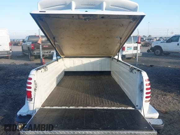 ✅ 1997 Chevrolet Silverado 1500 • VIN: 2GBEC19R2V1116045 • Lot: 43708087. Wystawiony na IAAI z przebiegiem 176 084 mil. Bezpłatny archiwum sprzedaży aukcyjnych z USA i szczegółowy raport historii pojazdu na DreamBid. Zdjęcie 17.