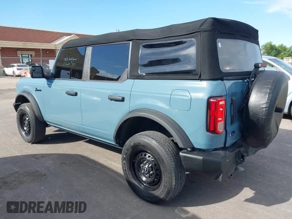 ✅ 2023 Ford Bronco • VIN: 1FMDE5BH2PLA98570 • Lot: 42322165. Wystawiony na IAAI z przebiegiem 10 266 mil. Bezpłatny archiwum sprzedaży aukcyjnych z USA i szczegółowy raport historii pojazdu na DreamBid. Zdjęcie 3.