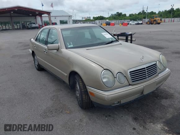 ✅ 1998 Mercedes-Benz E • VIN: WDBJF70F9WA621478 • Lot: 42962567. Listed on IAAI with 205,371 mi. Free auction sales archive from the USA and detailed vehicle history report at DreamBid. Image 1.