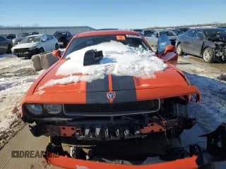 ✅ 2010 Dodge Challenger SRT-8 • VIN: 2B3CJ7DW9AH200908 • Lot: 87936325. Wystawiony na Copart z przebiegiem Nie podano. Bezpłatny archiwum sprzedaży aukcyjnych z USA i szczegółowy raport historii pojazdu na DreamBid. Zdjęcie 5.