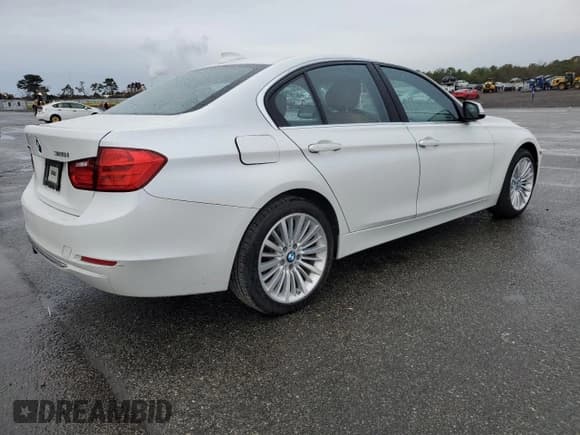 ✅ 2015 BMW 3 Series 328i xDrive • VIN: WBA3B5G57FNS16376 • Лот: 93133025. Опубликован ранее на Copart с пробегом 64 823 миль. Бесплатный доступ к архиву аукционных продаж из США и подробный отчёт об истории автомобиля на DreamBid. Изображение 3.