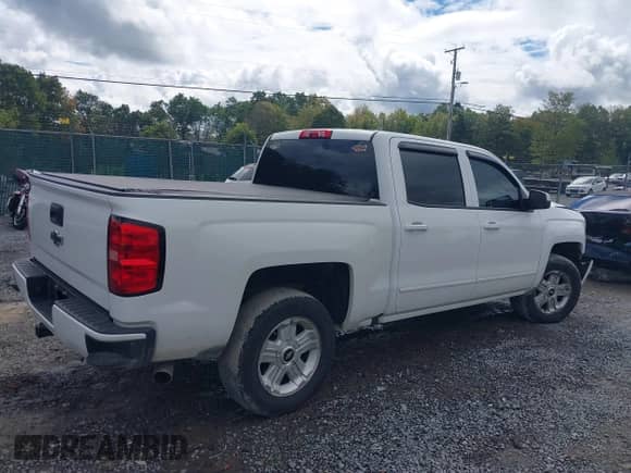 2017 Chevrolet Silverado 1500 LT with VIN 3GCUKREC8HG226281, listed as a IAAI auction lot 40446531 with 117,634 mi miles and . Bid and sale history available at DreamBid. Image 4.