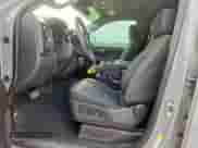 2024 Chevrolet Silverado 1500 Custom Trail Boss z VIN 3GCPDCEK7RG217665, wystawiony jako Copart lot #71836705 z przebiegiem 19 585 mil mil oraz Czysty tytuł • Clean title. Historia ofert i sprzedaży dostępna na DreamBid. Obrazek 7.