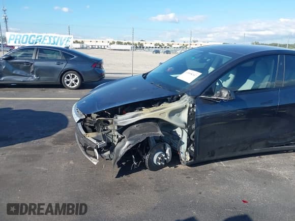 ✅ 2024 Tesla Model Y Long Range • VIN: 7SAYGAEE5RF065906 • Lot: 43598247. Wystawiony na IAAI z przebiegiem 4 577 mil. Bezpłatny archiwum sprzedaży aukcyjnych z USA i szczegółowy raport historii pojazdu na DreamBid. Zdjęcie 6.