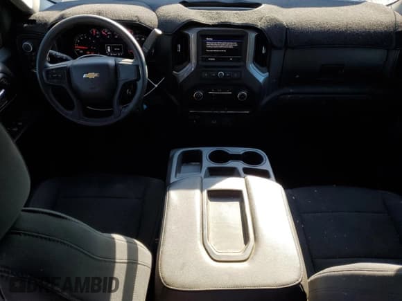 ✅ 2019 Chevrolet Silverado 1500 Custom • VIN: 3GCUYBEFXKG700027 • Lot: 69977734. Wystawiony na Copart z przebiegiem 79 626 mil. Bezpłatny archiwum sprzedaży aukcyjnych z USA i szczegółowy raport historii pojazdu na DreamBid. Zdjęcie 8.