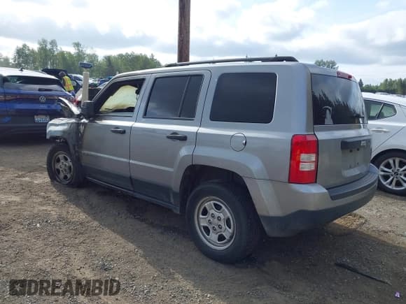 ✅ 2017 Jeep Patriot Sport • VIN: 1C4NJPBB8HD202955 • Lot: 42268714. Wystawiony na IAAI z przebiegiem Nie podano. Bezpłatny archiwum sprzedaży aukcyjnych z USA i szczegółowy raport historii pojazdu na DreamBid. Zdjęcie 3.