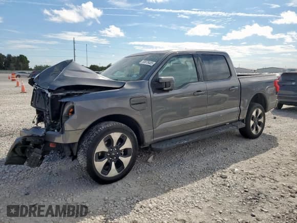 ✅ 2022 Ford F-150 Lightning Lariat • VIN: 1FT6W1EV9NWG02919 • Lot: 83878405. Wystawiony na Copart z przebiegiem 57 947 mil. Bezpłatny archiwum sprzedaży aukcyjnych z USA i szczegółowy raport historii pojazdu na DreamBid. Zdjęcie 1.