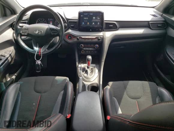 2020 Hyundai Veloster Premium z VIN KMHTG6AF8LU030306, wystawiony jako Copart lot #55015575 z przebiegiem 111 694 mil mil oraz Szkoda całkowita • Salvage title. Historia ofert i sprzedaży dostępna na DreamBid. Obrazek 8.