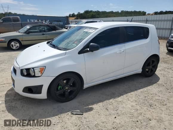 2013 Chevrolet Sonic RS z VIN 1G1JG6SB4D4252939, wystawiony jako Copart lot #66403215 z przebiegiem 168 896 mil mil oraz Szkoda całkowita • Salvage title. Historia ofert i sprzedaży dostępna na DreamBid. Obrazek 1.