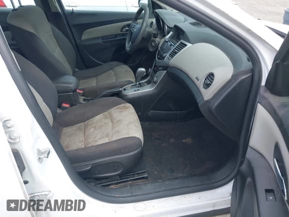 ✅ 2014 Chevrolet Cruze LS • VIN: 1G1PA5SG0E7189811 • Lot: 43023493. Wystawiony na IAAI z przebiegiem 152 958 mil. Bezpłatny archiwum sprzedaży aukcyjnych z USA i szczegółowy raport historii pojazdu na DreamBid. Zdjęcie 5.